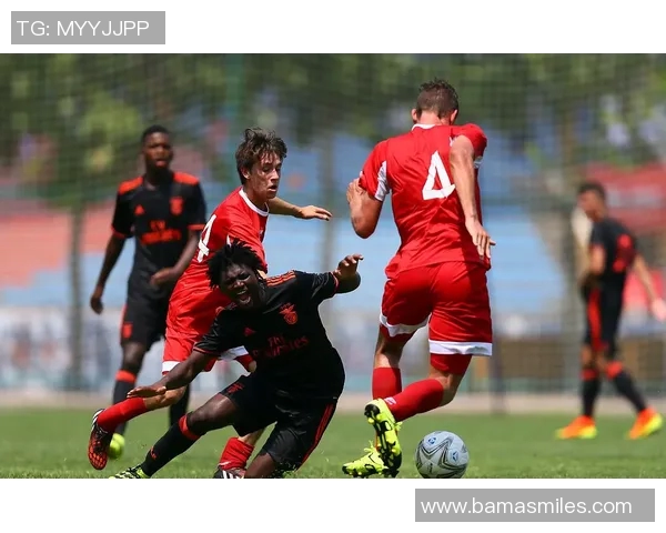 标准列日与巴拉镇的精彩对决揭示了足球战术与团队协作的重要性