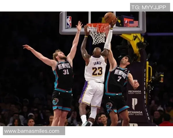 湖人对阵灰熊高清比赛回顾与精彩瞬间分析 湖人对阵灰熊高清比赛回顾与精彩瞬间分析