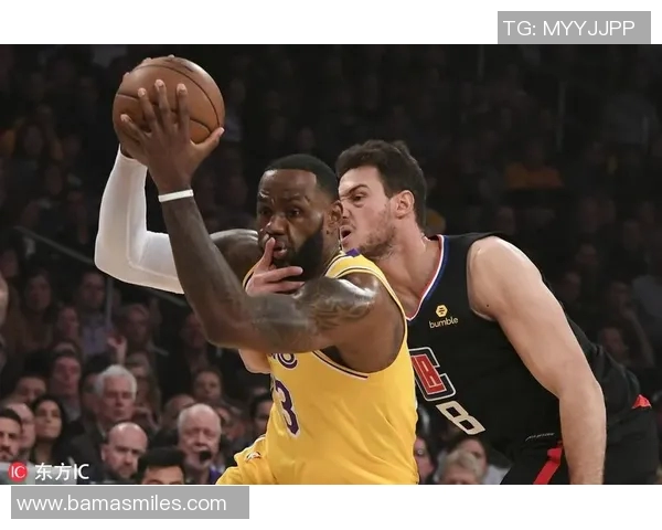 湖人对决快船深圳赛场激情四溢球迷期待精彩对抗与巅峰对决 湖人对决快船深圳赛场激情四溢球迷期待精彩对抗与巅峰对决