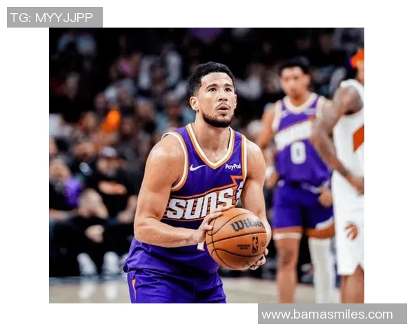 布克与西蒙斯的对决谁能在NBA赛场上更胜一筹 布克与西蒙斯的对决谁能在NBA赛场上更胜一筹
